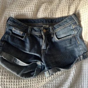 Lågmidjade shorts  - Lågmidjade jeans shorts från HM. Köpta för 150kr och är knappt använda. Passar de som har 72-74 cm runt midjan❤️ jag är 165cm lång. 