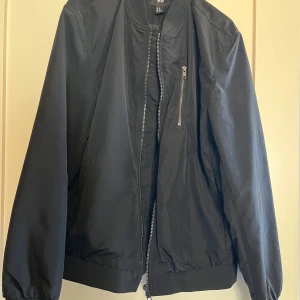 Bomberjacka  - Svart bomberjacka måttligt använd 