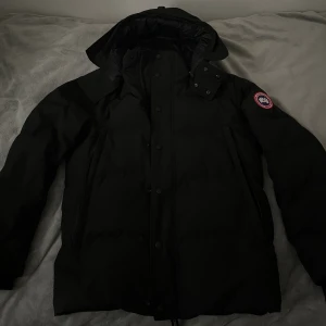 Canada goose jacka storlek M  - Den är i nyskick Storlek M 