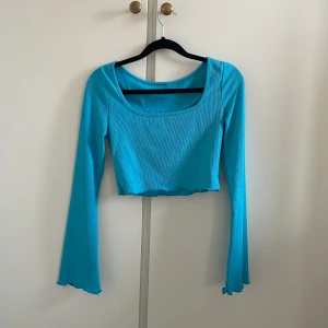 Långärmad tröja  - • Cropped  • Turkos 