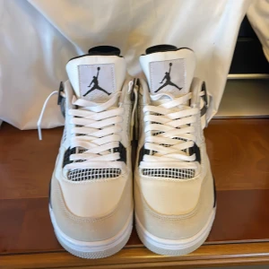 Jordan 4 military blacks - Tjena. Säljer ett par sjukt feta Jordan 4 i storlek 44. De är helt nya, aldrig ens testade, man får även med skolådan och ett par creese skydd om det önskas. Priset är inte hugget i sten så desto snabbare affär desto billigare. 