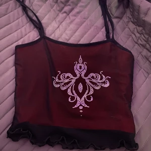 Supersöt topp med rhinestones och mesh - En gullig mesh topp med två tyg på framsidan, ett vinrött under och ett svart mesh över och sedan rhinestones på framsidan. På baksidan är det bara mesh, lappen är avklippt men uppskattar strl xs/s!! Tryck gärna på köp nu eller kolla in min profil❣️