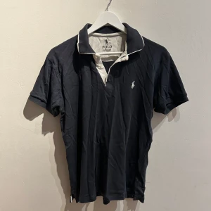 T-shirt/pike ralph lauren - Säljer ut saker som ej kommer till användning längre. En ralph lauren pike i storlek M som är knappt är andvänd. Pris kan diskuteras!   
