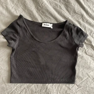 Croppad topp - Basic croptop från weekday! Använder aldrig pga gillar inte att den är ribbad! 🫶