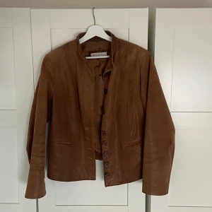 Mocka jacka  - Imitation av mocka jacka! Står som storlek 40 i jackan men sitter bra på mig som har storlek S/M.