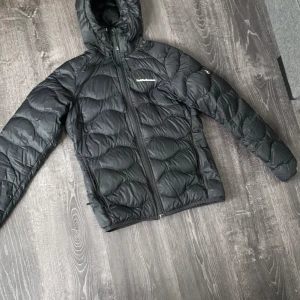 Peak performance jacka - Storlek smal och är i ny skick Pris kan sänkas vid snabb och smidig affär 😄