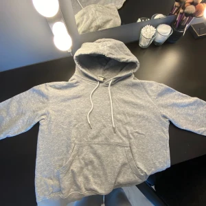 Grå hoodie  - Grå hoodie med vita snören från h&m i storlek XS men passar även S. Bra skick