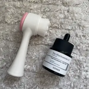 Säljer ett niacinamide serum från Cosrx (endast testat) då det inte kommer till användning för har flera. Plus en oanvänd ansiktsborste. Allt i ett paket för 150kr ✨🎉