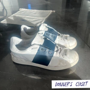 Valentino open  - Valentino open i använt skick (6/10). Dust bag tillkommer med skorna. Hör av dig vid frågor! 