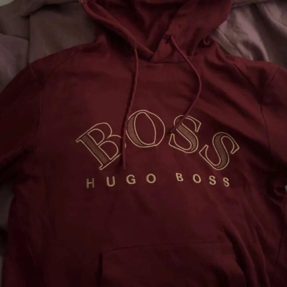 Hej, jag säljer denna sällsynta Hugo boss tröjan. Den är i 7/10 i skick då den är lite sliten. Möts i Stockholm och kan sänka pris vid snabb affär. Hoodies.