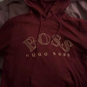 Hej, jag säljer denna sällsynta Hugo boss tröjan. Den är i 7/10 i skick då den är lite sliten. Möts i Stockholm och kan sänka pris vid snabb affär