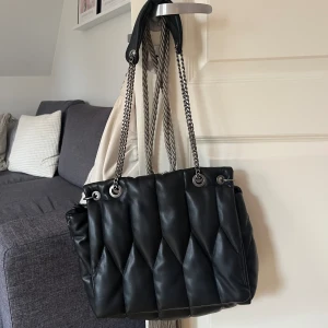 Svart skinnväska från Zara - Säljer denna superfina slutsålda väskan från Zara då den inte kommer till användning. Skriv för fler bilder!🫶🏼