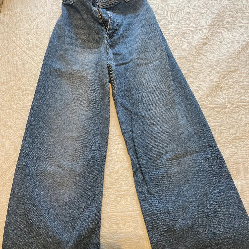 säljer Zara jeans storlek 140 i olika modeller. de är i bra skick. Kan skicka fler bilder vid intresse. Om ni är intresserade av alla kan vi ordna med paket pris.. Jeans & Byxor.