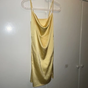 Klänning i satin  - Gul klänning i satin. Mkt fint skick. 