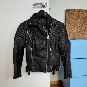 Äkta skinnjacka designer - Perfekta skinnjackan till våren!  Designerjacka från ALLSAINTS. Nypriset var 4999 kr. Knappt använd och i extremt bra kvalitet. Svensk storlek: 36. Jag har S och den är true to size, skulle sitta lite oversize på en XS. Pris kan diskuteras.