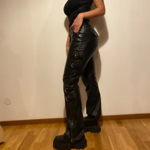 Skinbyxor - Mycket gott skick! Skinbyxor med metall spännen.