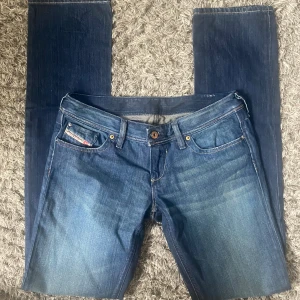 Lågmidjade jeans - Jättefina straightleg/raka lågmidjade diesel jeans! Köpta second hand men de har inga defekter! Midjemått: 40 cm Innerbenslängden: 89 cm. Säljer för de är för stora för mig❤️