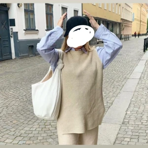 ARKET väst  - Stickad arket väst, sparsamt använd. Storlek. S