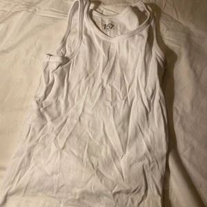 Ett enkel vit linne  - 140cm  Inga täken på användning  Köparen står för frakten  