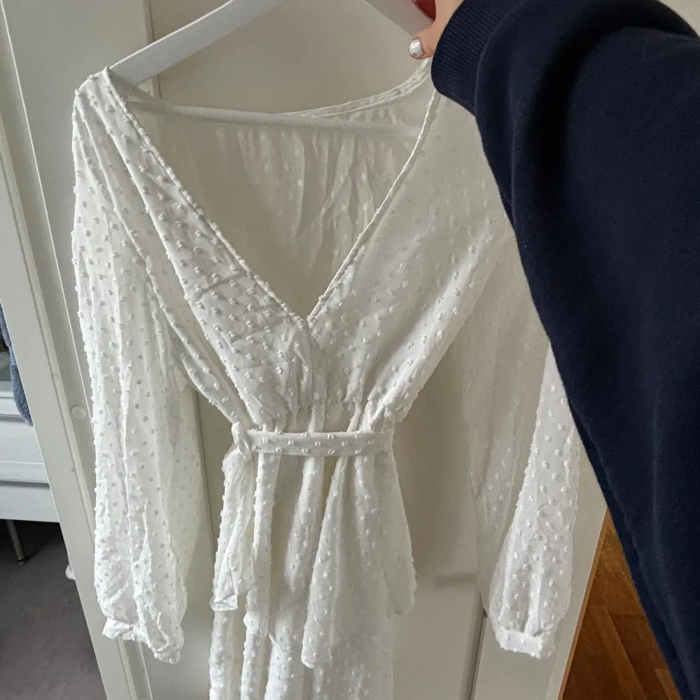 Säljer denna vita klänningen! Kommer ifrån vila, storlek 38, men passar 36. Använd 1 gång. Säljer pga att jag inte har användning för den.. Klänningar.