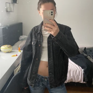 Svart jeansjacka - Cool svart jeansjacka! 💘Storleken är M men passar mindre också!!