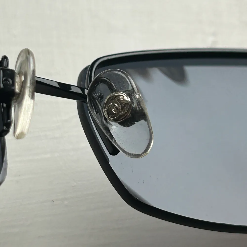 Chanel-solglasögon från tidigt 2000-tal med logotyper klädda i swarovski-kristaller på sidorna av glaset. Svart glas och svarta skalmar, modell 4093-b.  Självklart äkta! Finns fler bilder på detaljer för att intyga äkthet vid intresse.. Accessoarer.
