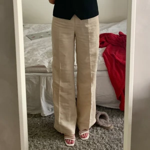 Linnebyxor  - Linnebyxor från Bershka i storlek S⭐️ Så fina och sköna! Jag är 168 cm och de sitter perfekt i benen på mig🤍