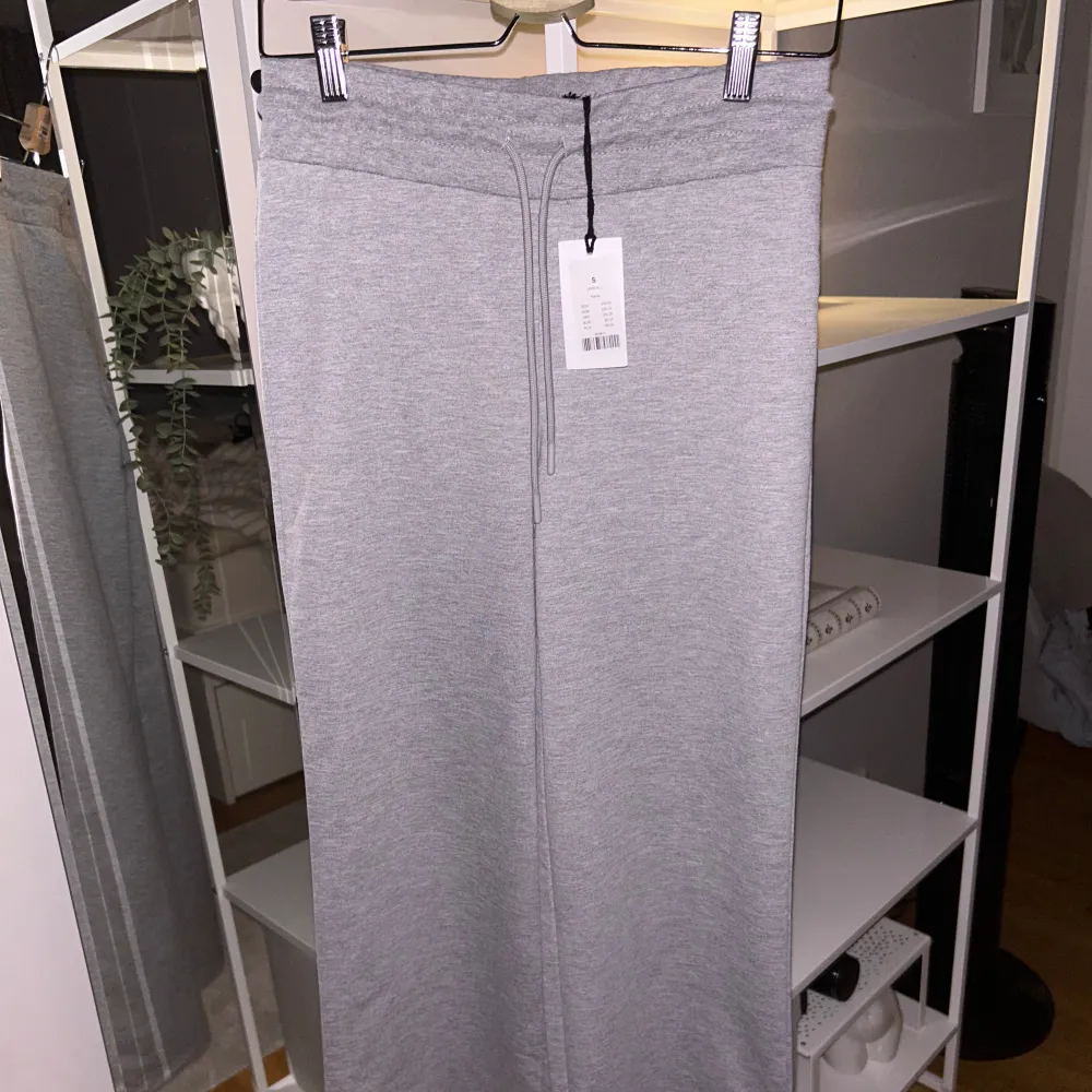 Ett par raka pyjamasbyxor från lager 157 som är för tighta upp till för mig och hann inte att lämna tillbaka alltså är det helt nya! 🩷 (Köpt i butik för 200kr). Jeans & Byxor.