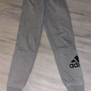 Adidas byxor - Säljer dessa Adidasbyxor 