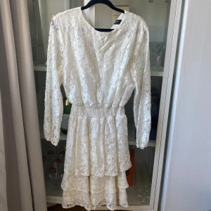 Elegant vit klänning med spets - Perfekt som studentklänning, endast använd en gång. Från märket sisters point i storlek M