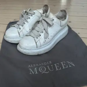 Vita sneakers från Alexander McQueen , väl använda därav priset, skolådan är borttappad men dustbag finns kvar