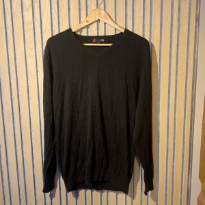 Brun stickad långärmad tröja - En brun stickad långärmad tröja från dressmann. Inget märkvärdigt den är v-ringad och sitter bekvämt och bra för den personen som letar efter mode. Den passar jättebra med T-shirt under. Det finns inte några defekter eller liknande💯✅