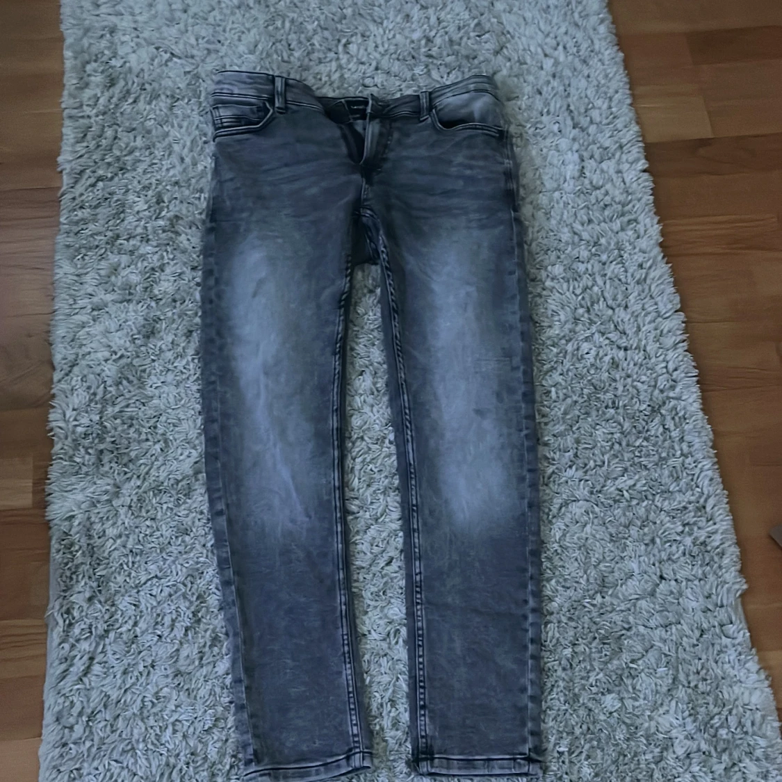 Gråa jeans