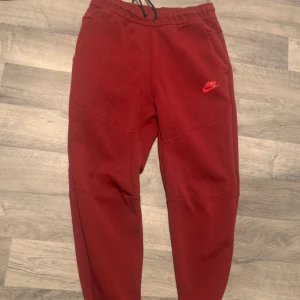 Kläder - Nike Tech byxor - strl S 250  Skick 9/10 Nike träningströja - strl 100 Skick - 7/10 Nike tech fleece grå - 500 Skick 9/10  * har fler inlägg med kläder 