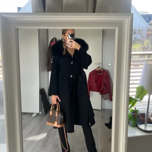 Päls kappa - Säljer nu min fina pälsjappa använd max 5 gånger, köpt på bellojackets för 2800kr lägger ut den för 1200kr men pris kan självklart diskuteras❣️