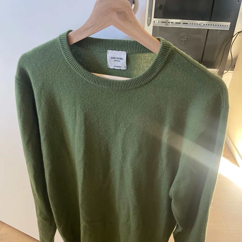 Säljer denna gröna 100% Kashmir tröjan från John Henric i nyskick. Nypris: 2200. Stickat.
