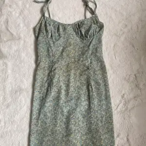 Säljer nu denna klänning perfekt till sommaren. Den är köpt på shein och är i storlek s. Kan tänka mig på ner i pris vid snabb affär. 