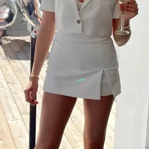 Snygg vit kjol/shorts från Zara som , storlek XS , använd ca 3 ggr så väldigt bra skick. Ser ut som kostymshorts baktill 