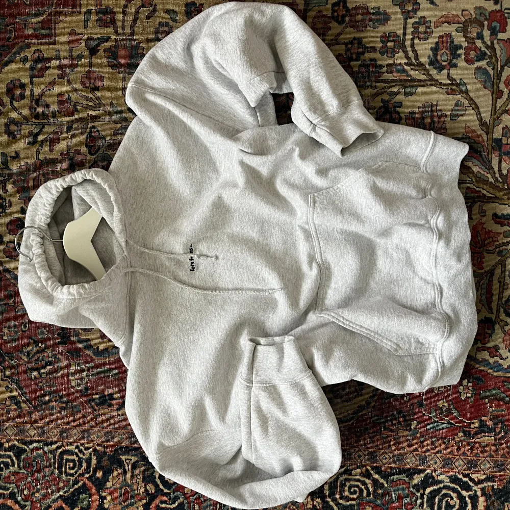 Grå hoodie från Urban Outfitters Iets Frans! Storlek M, sitter oversize på mig som har S vanligtvis . Tröjor & Koftor.