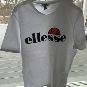 Ellesse tröja - Snygg vit ellesse t-shirt. Använd sparsamt och är som ny! 💘