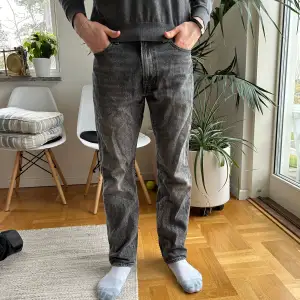 Snygga jeans ifrån Levis i en urtvättad grå färg 