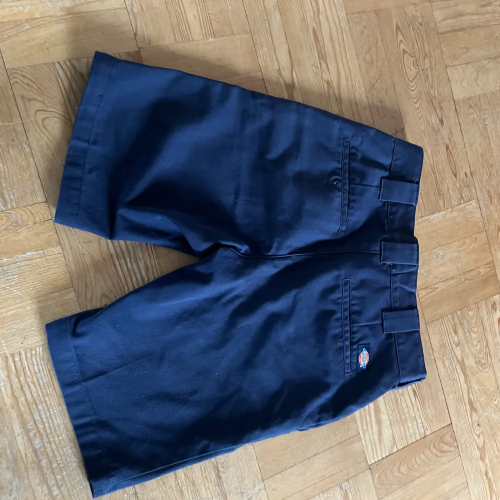 Slim Fit shorts i stl 28 Normal i stl Motståndskraftiga mot blekning och veck, håller därav länge Workwear! Sparsamt använda, inga hål eller fläckar. Shorts.