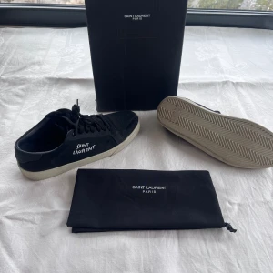 Saint Laurent  - Fina saint Laurent skor. Säljer nu pågrund av de inte kommer till användning plus lite lim har släppt på högra skon som ni ser på sista bilden