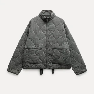 Zara jacka  - Säljer min superfina zara jacka!!  Stl xl men sitter snyggt och lite oversized på mig som har s!! Skriv för egna bilder🥰🥰