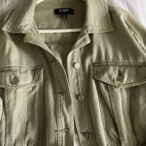 Jacka - Säljer min fina gröna jacka, som inte går att köpa längre. 😍 Hör av er vid minsta intresse!