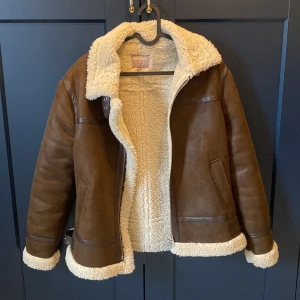 Livelo Vårjacka  - En supersöt Livelo vårjacka i mocka material med ull inuti i storlek 34, perfekt till varmare väder. sitter så fint oversized på mig som oftast har 32 eller XS 