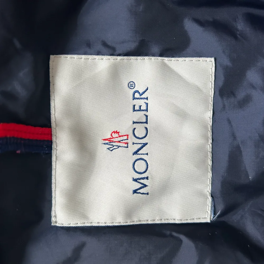 Säljer min Moncler jacka då jag har tröttnat på den.. Takit.