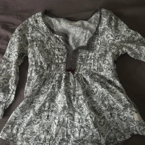 Odd Molly tröja - En odd Molly tröja med fint mönster i storlek s.