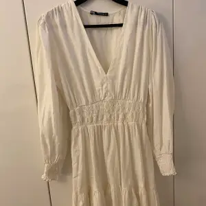 Superfin vit klänning från Zara! Perfekt till sommaren😻 Storlek S och ordinarie pris 399 kr