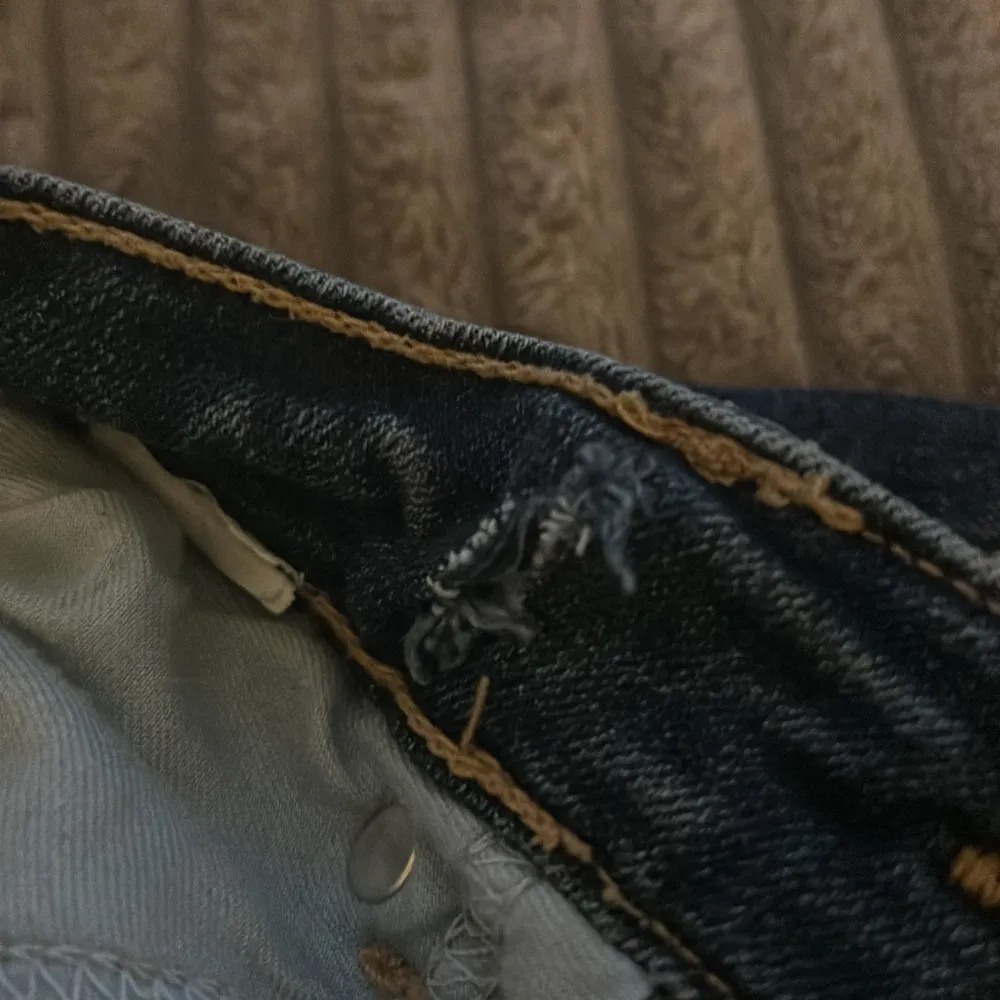 Ett par jättesnygga högmidjade jeans från Zara🤍 Inrebenslängd : 82 cm midjebredd : 33 cm Ända defekten är att jag tidigare gjort några håll på insidan för att kunna dra ett snöre och göra midjan tightare men inget man ser eller tänker på🤍. Jeans & Byxor.